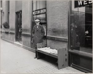Den blinde nyhetshandlaren, Frederick Rode och det sydöstra hörnet av Broadway & 41st St. En Western Union-skylt är synlig i fönstret bakom Mr. Rode av Company Byron