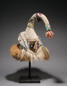 Kuba hjälmmask (animaliska och vegetabiliska fibrer, skal och raffia)