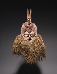 Suku hjälmmask (animaliska och vegetabiliska fibrer, trä och raffia)