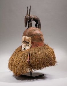 Suku hjälmmask (animaliska och vegetabiliska fibrer, trä och raffia)