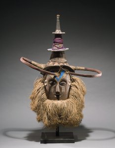 Yaka hjälmmask (animaliska och vegetabiliska fibrer, trä och raffia)