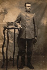 Album "The GM R. Army (första världskriget)": soldat från 34:e infanteriregementet i uniform per land (s/v foto) av Conterno Conterno
