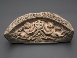 Lunett med två änglar som stöder ett hängande kors, 400-tal (kalksten) av Coptic