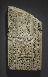 Fragmentär stela, möjligen hittad i Esna, 700-800-talet (kalksten med spår av gips) av Coptic Coptic
