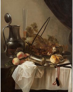 En tennkanna med en omkullvältad silverbägare med frukt, bröd och kött på en draperad bordsskiva av Cornelis Kruys