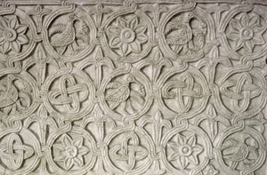 Detalj från en snidad skärm, 900-1000-talet (huggen sten)