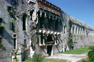 Norra muren av Diocletianus palats med Porta Aurea, ca 300 e.Kr