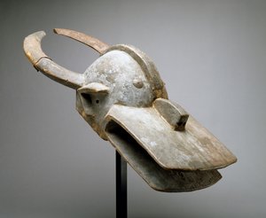 Hjälmmask för en buskko (Vara Society), västra Sudan, Afrika söder om Sahara, sent 1800-tal (trä, offermaterial, metall, spikar och djurhudar) av Culture Chamba