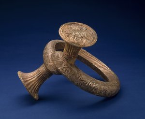 Huvudbonad, sent 1800-tal eller tidigt 1900-tal (guldskivor och trä)