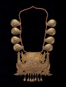 Kvinnors brudhalsband, sent 1800-tidigt 1900-tal (guld och korallpärlor)