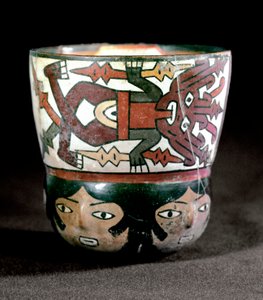 Pre-columbiansk konst: mugg av terrakotta dekorerad av gudomligheter och ansikten från platsen för Nazca. 100 f.Kr.-800 e.Kr. Lima, Nationalmuseet för antropologi och arkeologi, Peru