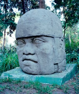 Pre-columbiansk civilisation: kolossalt Olmec-huvud. 10-700-talet f.Kr. Mexiko. Park Musee de La Vente