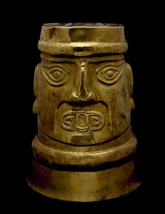 Bägare som skildrar en gudom med ögon och huggtänder i Sicán-stil, 800-1350 e.Kr. (guld)