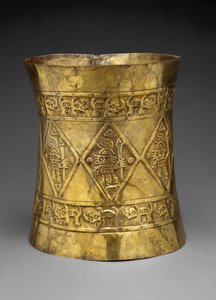 Krona föreställande linjaler eller gudar som håller ceremoniella stavar, 800-1350 AD (hamrat och jagat guld)