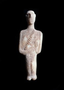 Manlig idol, schematisk statyett. Skulptur i vit marmor med ockra incrustationer, 3200-2000 f.Kr av Cycladic Cycladic