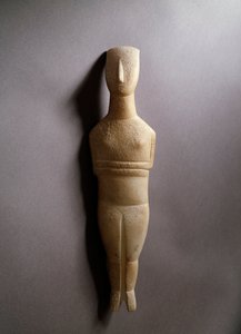 Skematisk kvindefigur, hvid marmor med okkerfarver, 3200-2000 f.Kr. av Cycladic Cycladic