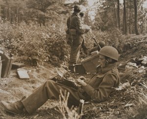 Krigskorrespondent Alan Wood skriver ut ett meddelande av D.M. Sgt. Smith