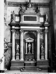 Arkitektoniskt altare till Iano Fregosos ära, ca 1565 (marmor) av Danese Cattaneo