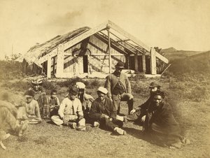 Kuwaitis Runanga House, Waiona, Bay of Islands, ca 1870 (albumintryck) av Daniel Louis Mundy
