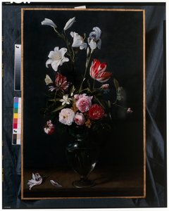 Byglar av rosor, tulpaner, påskliljor och andra blommor upphängda i blåa band (olja på koppar)