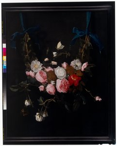 Byglar av rosor, tulpaner, påskliljor och andra blommor upphängda i blåa band (olja på koppar)