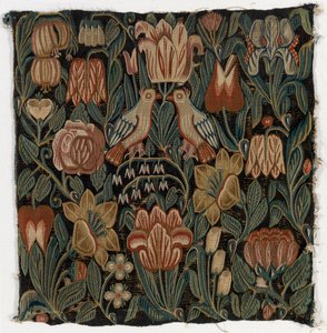 Gobeläng kuddfodral föreställande två fåglar bland blommor, tillverkat i Schleswig-Holstein, Danmark, ca 1690 (ull) av Danish School