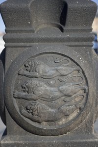 Tre lejonsymbol huggen i en stenpelare på Rådhustorget