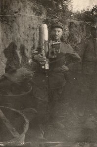 Soldat i en skyttegrav Karstplatån under första världskriget (s/v foto) av Dario Gentilini