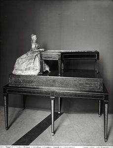 Dulcimer Player (trä och metall) (se även 157814)