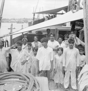 Kaptenen och besättningen ombord på den indiska dhowen av kotiatyp Karimi (fl.1938) för ankar vid Colombo, Ceylon av David Watkin Waters