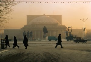En staty av Vladimir Lenin vaktar Novosibirsk-teatern. Novosibirsk, Ryssland.