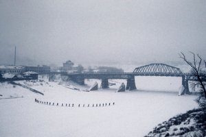 Novosibirsk, floden Ob, Sibirien, Sovjetunionen, Studenter korsar den frusna floden Ob till fots i snö, vintern 1976 (foto) av Dean Conger
