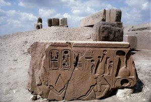 Tanis Egypten, teckningar på stenruin i den antika staden Tanis med hieroglyfer