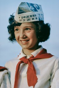 Ung flicka på pionjärläger, obligatorisk ungdomsorganisation, för sovjetisk indoktrinering, KHABAROVSK, USSR