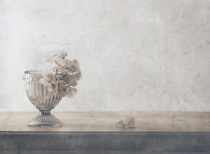 Stilleben med dämpade torkade blommor av Delphine Devos