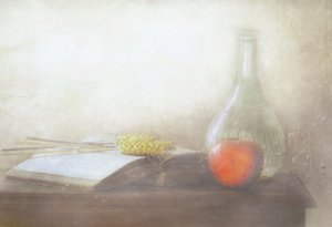 Antik bok och äpple
