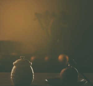 Stilleben med varmt äpple och honung av Delphine Devos