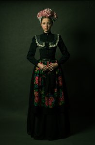 Ung kvinna i blommig folkstil av Denisa Justusová Šumcová