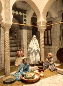 Moriska kvinnor som förbereder couscous på en innergård, Alger, Algeriet, ca 1899 (fotomekaniskt tryck)