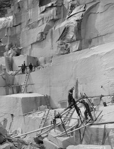 Channeling, ett granitbrott i New England, ca 1908 (s/v foto) av Detroit Publishing Co.