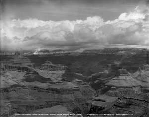 Grand Canyon i Arizona mittemot Bright Angel Hotel, c.1900 av Detroit Publishing Co.