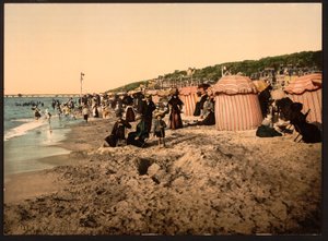 Stranden vid badtid, Trouville-sur-Mer, Frankrike, ca 1905 (färgad bild) av Detroit Publishing Co.