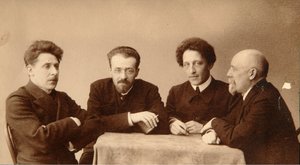 Gruppporträtt av poeterna Alexander (Alexandre) Aleksandrovich Blok (1880-1921), Georgii (George) Chulkov (1879-1939), Konstantin Aleksandrovich Erberg (Siunnerberg, Syunnerberg, Sunnenberg) (1871-1942) och Fyodor Sologub, (Fiodor Sologub, (Fiodor Sologub)