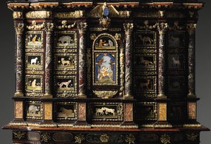 Ludvig XIV-skåp på stativ (förgylld brons, pietra dura, sköldpadda, ask, eboniserad och paketförgylld) (se även 1766355-6) av Domenico and Gobelins workshop (attr. to) Cucci