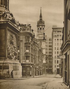 Vid basen av Monument of Fish Street Hill, c1935. av Donald McLeish