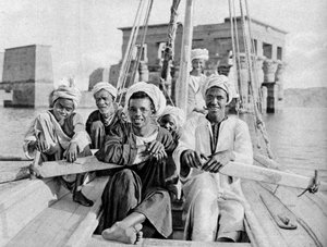 Berberinbåtsmän, översvämmade ön Philae, Egypten, c1922 av Donald McLeish