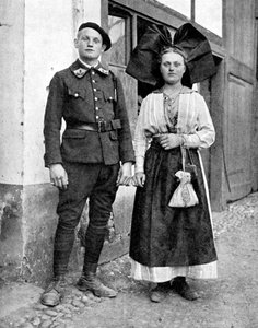 Par i traditionell klädsel, Alsace-Lorraine, Rhen, 1936.