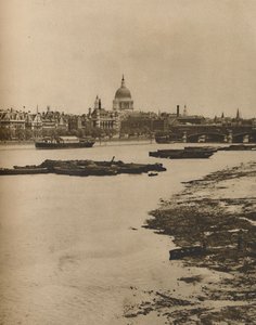 Embankment och Blackfriars från South End av Waterloo Bridge, c1935. av Donald McLeish
