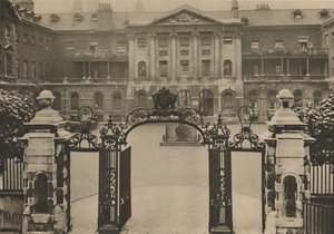 Ingång till Guys Hospital med grundarstatyn i mitten av gården, c1935. av Donald McLeish