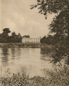 Fair Thames tvättar Reedy Banks av Syon House, c1935. av Donald McLeish